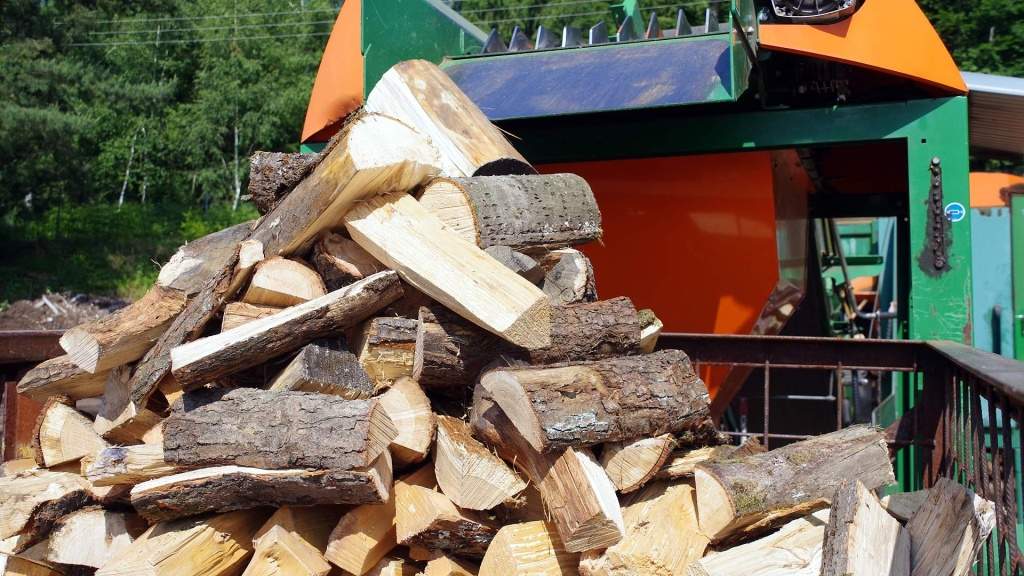 Brennholzverkauf aus dem Lagerplatz Chribska